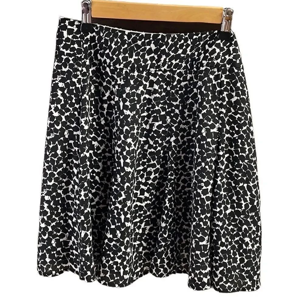 Nue Options Women Black and White With Line Flare Zip Side Skirt Size 10 Petite